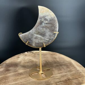 maansteen moon op standaard gouden voet 329 g 19x10 cm vooraanzicht, moonstone moon op standaard close-up adularescentie, maansteen maansikkel op gouden standaard zijaanzicht, detail blauwe flash in moonstone moon op standaard, achterkant maansteen moon op standaard met stabiele voet, moonstone crescent moon with stand productfoto recht van voren, maansteen maan op standaard basis en schroefdetail, moonstone moon op gouden standaard op dressoir sfeerfoto, close-up rand en textuur maansteen maansikkel, regenboog maansteen maan op standaard lichte glans, moonstone moon 329 gram hoogte 19 cm breedte 10 cm, maansteen maan carving op metalen gouden stand topdetail, moonstone moon op standaard naast seleniet en bergkristal, verpakte moonstone moon op standaard klaar voor verzending