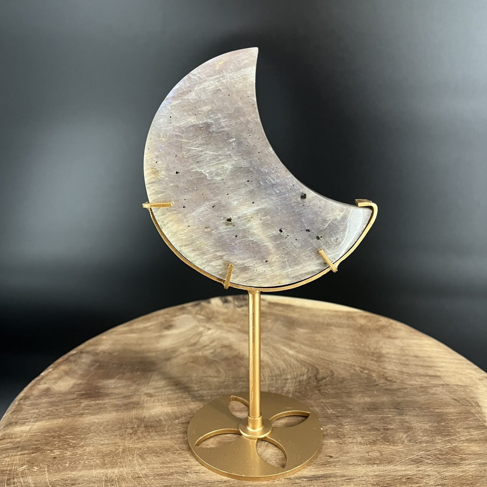 maansteen moon op standaard gouden voet 329 g 19x10 cm vooraanzicht, moonstone moon op standaard close-up adularescentie, maansteen maansikkel op gouden standaard zijaanzicht, detail blauwe flash in moonstone moon op standaard, achterkant maansteen moon op standaard met stabiele voet, moonstone crescent moon with stand productfoto recht van voren, maansteen maan op standaard basis en schroefdetail, moonstone moon op gouden standaard op dressoir sfeerfoto, close-up rand en textuur maansteen maansikkel, regenboog maansteen maan op standaard lichte glans, moonstone moon 329 gram hoogte 19 cm breedte 10 cm, maansteen maan carving op metalen gouden stand topdetail, moonstone moon op standaard naast seleniet en bergkristal, verpakte moonstone moon op standaard klaar voor verzending