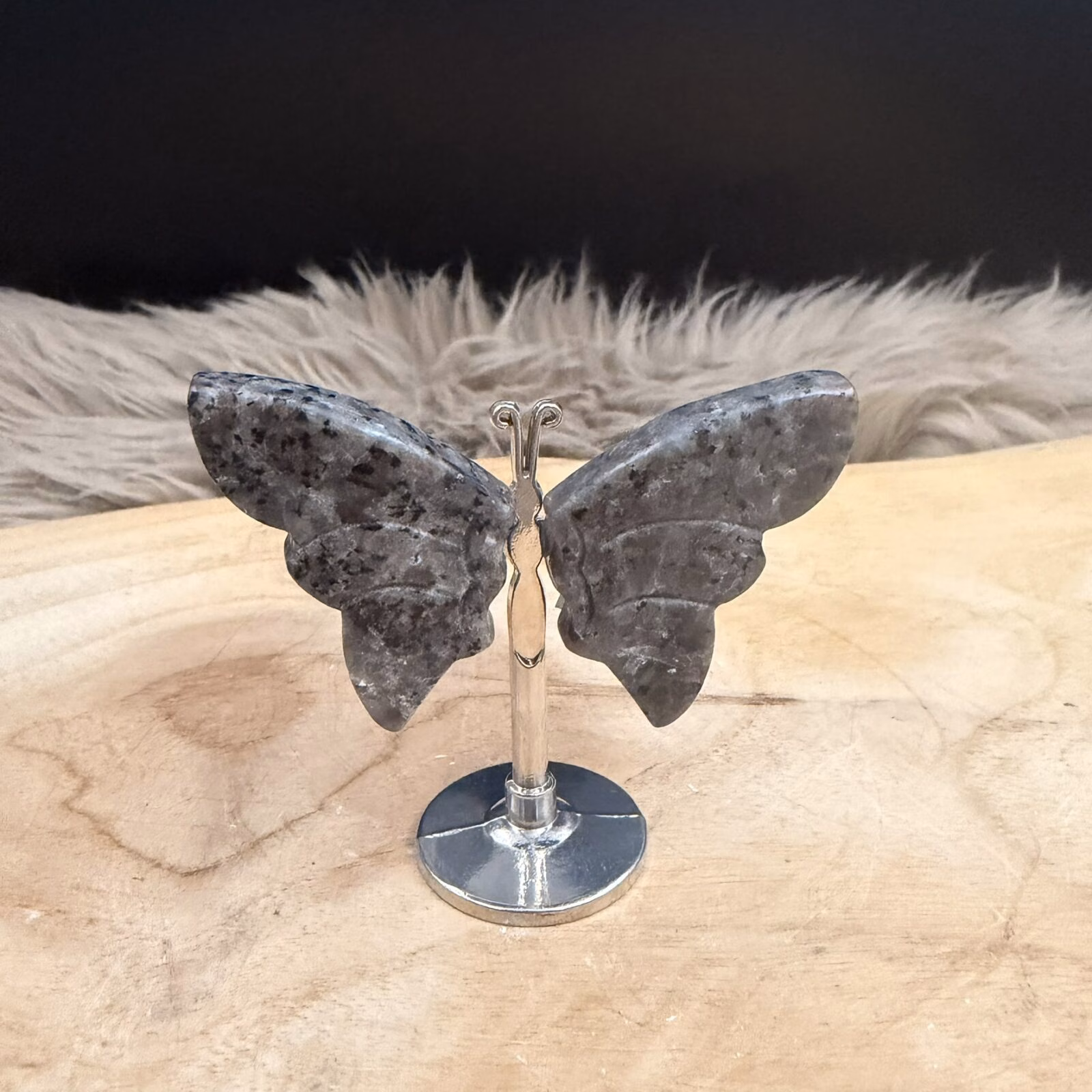 Yooperlite vlinder met zilver lijfje 6 cm hoog en 6,5 cm breed