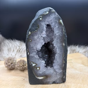 Grijze amethist geode kathedraal 1,708 kg met unieke licht lila kristallen en een open kathedraalvorm.