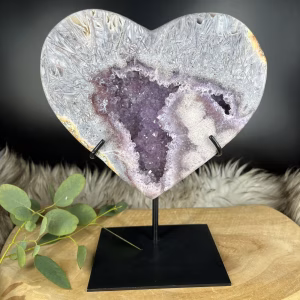 Amethist Kristal Hart op Standaard, groot paars kristal hart, edelsteen ter ontspanning, Amethist Kristal Hart op Standaard, detailopname diep paarse kleur en kristalstructuur, Braziliaanse amethist, Groot Amethist Kristal Hart op Standaard, zwaar kristal van 1344 gram, interieur decoratie, Amethist Kristal Hart op Standaard, close-up hartvorm, spirituele werking rust en kalmte, Paarse amethist hart edelsteen op zwarte metalen standaard, kristal tegen hoofdpijn, Amethist Kristal Hart op Standaard, Amethist Kristal Hart op Standaard, 23 cm hoog, luxe geschenk, kristal ter ondersteuning van goede nachtrust