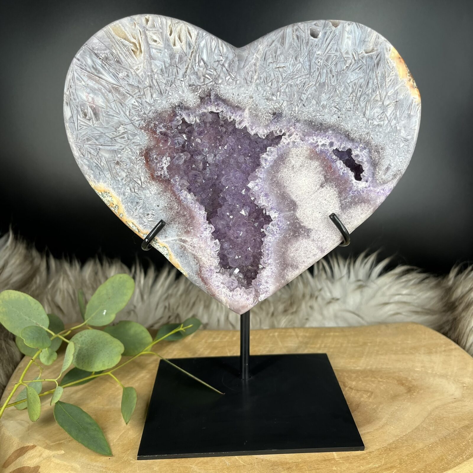 Amethist Kristal Hart op Standaard, groot paars kristal hart, edelsteen ter ontspanning, Amethist Kristal Hart op Standaard, detailopname diep paarse kleur en kristalstructuur, Braziliaanse amethist, Groot Amethist Kristal Hart op Standaard, zwaar kristal van 1344 gram, interieur decoratie, Amethist Kristal Hart op Standaard, close-up hartvorm, spirituele werking rust en kalmte, Paarse amethist hart edelsteen op zwarte metalen standaard, kristal tegen hoofdpijn, Amethist Kristal Hart op Standaard, Amethist Kristal Hart op Standaard, 23 cm hoog, luxe geschenk, kristal ter ondersteuning van goede nachtrust
