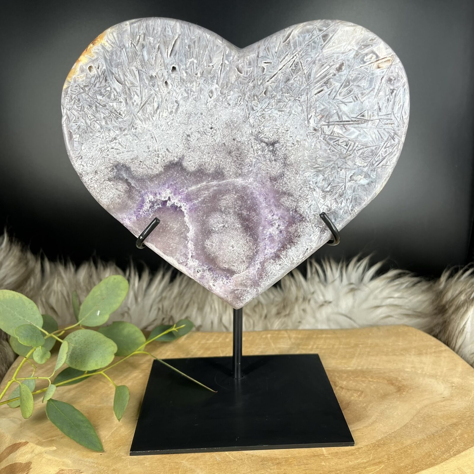 Amethist Kristal Hart op Standaard, groot paars kristal hart, edelsteen ter ontspanning, Amethist Kristal Hart op Standaard, detailopname diep paarse kleur en kristalstructuur, Braziliaanse amethist, Groot Amethist Kristal Hart op Standaard, zwaar kristal van 1344 gram, interieur decoratie, Amethist Kristal Hart op Standaard, close-up hartvorm, spirituele werking rust en kalmte, Paarse amethist hart edelsteen op zwarte metalen standaard, kristal tegen hoofdpijn, Amethist Kristal Hart op Standaard, Amethist Kristal Hart op Standaard, 23 cm hoog, luxe geschenk, kristal ter ondersteuning van goede nachtrust