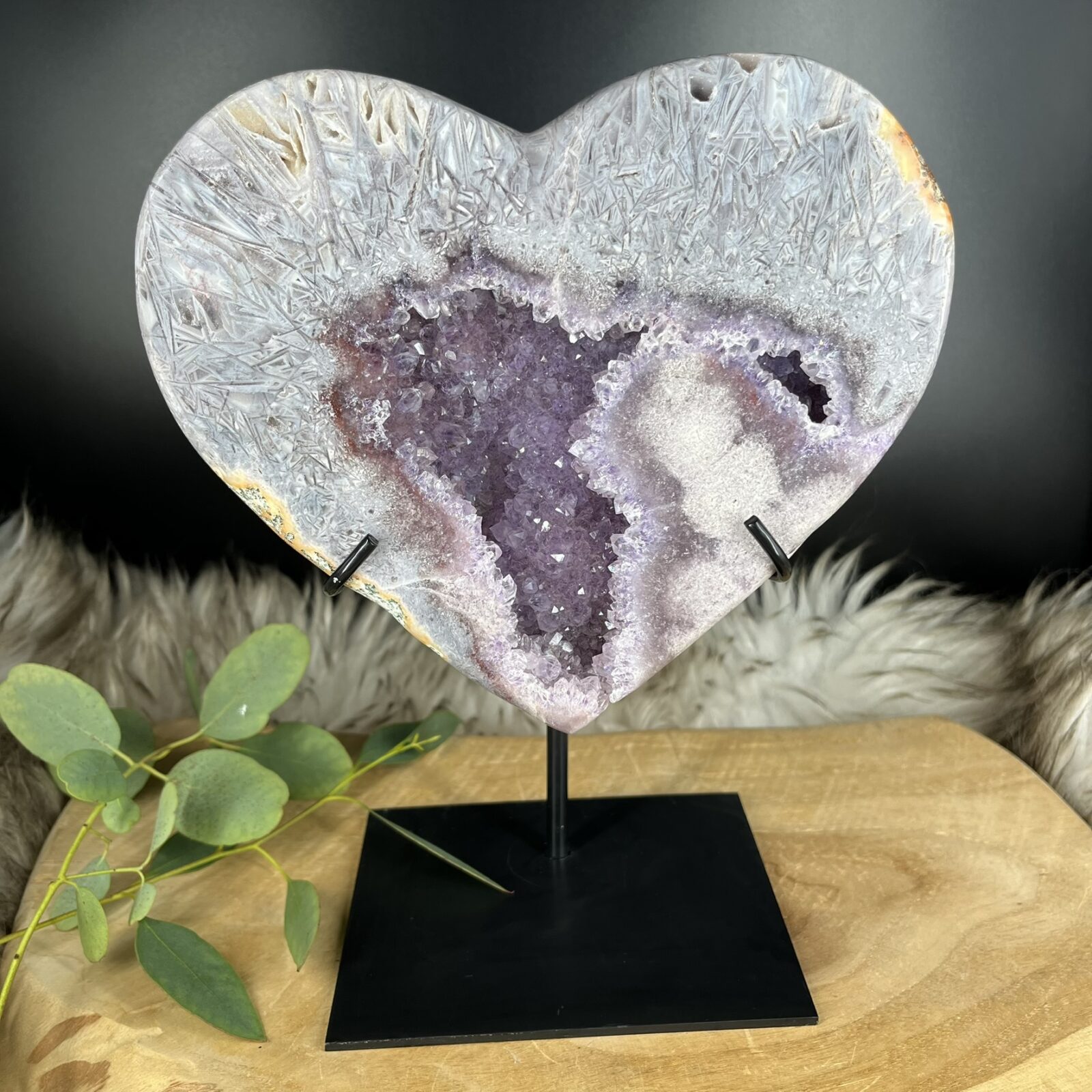 Amethist Kristal Hart op Standaard, groot paars kristal hart, edelsteen ter ontspanning, Amethist Kristal Hart op Standaard, detailopname diep paarse kleur en kristalstructuur, Braziliaanse amethist, Groot Amethist Kristal Hart op Standaard, zwaar kristal van 1344 gram, interieur decoratie, Amethist Kristal Hart op Standaard, close-up hartvorm, spirituele werking rust en kalmte, Paarse amethist hart edelsteen op zwarte metalen standaard, kristal tegen hoofdpijn, Amethist Kristal Hart op Standaard, Amethist Kristal Hart op Standaard, 23 cm hoog, luxe geschenk, kristal ter ondersteuning van goede nachtrust