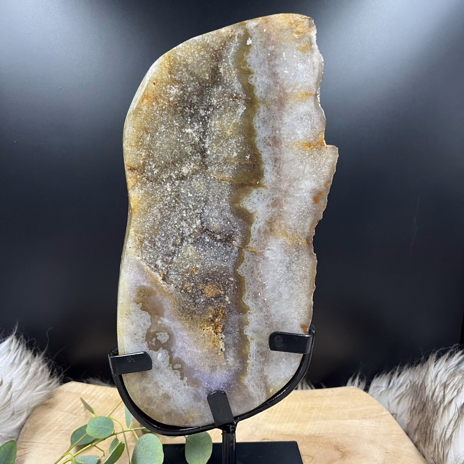Grote agaat op standaard, 33 cm hoge agaat geode, trigonaal microkristallijn agaat, Grote agaat op standaard, 2,5 kg steen voor aarding, agaat tegen angst en balans, Grote agaat op standaard, glinsterende kristallen, agaat hardheid 6-7, Grote agaat op standaard voor weefselproblemen, geslepen edelsteen, Grote agaat op standaard met standaard, grote agaat geode