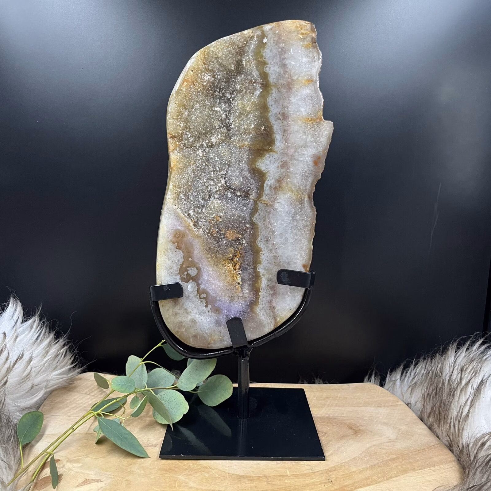Grote agaat op standaard, 33 cm hoge agaat geode, trigonaal microkristallijn agaat, Grote agaat op standaard, 2,5 kg steen voor aarding, agaat tegen angst en balans, Grote agaat op standaard, glinsterende kristallen, agaat hardheid 6-7, Grote agaat op standaard voor weefselproblemen, geslepen edelsteen, Grote agaat op standaard met standaard, grote agaat geode