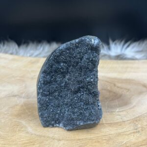 zwarte amethist cutbase kristal 267 gram, ruwe zwarte amethist steen voor aarding, gepolijste zwarte amethist basis, donkere amethist geode punt, kristal 8 cm hoog voor spirituele groei, unieke zwarte amethist mineraal Brazilië