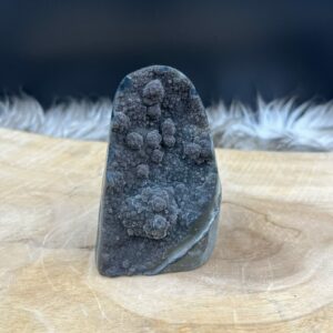 amethist zwart cutbase kristal 255 gram schitterend, ruwe amethist zwart steen 9 cm hoog, gepolijste amethist zwart basis, donkere amethist geode punt, kristal voor diepe transformatie, unieke amethist zwart mineraal Brazilië