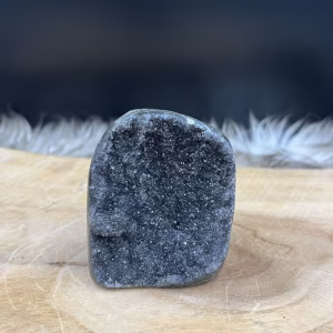 diepzwarte amethist cutbase 243 gram schitterend, zwarte amethist cutbase ruw 6.5 cm hoog, amethist ruwe punt aardende steen, donkere amethist met intense glinstering, uniek amethist kristal Brazilië, Diepzwarte Amethist Cutbase op houten bureau voor focus, Ruwe amethist naast groene plant voor rust in de woonkamer, Donkere amethist cutbase op altaar voor meditatie, amethist mineraal vlakke onderkant 5 cm diep, zwart amethist kristal voor transformatie, kristal geode afzetting ruw Brazilië, uniek exemplaar amethist voor balans, ruwe zwarte amethist 243g stabiliteit