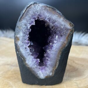 paarse amethist kathedraal 599 gram 10 cm, amethist geode met kleine glinsterende kristallen, ruwe kathedraal voor het opladen van stenen, paars amethist kristal holte meditatie, ruwe amethist 599g, amethist kathedraal woonkamer, paarse amethist 6.5 cm breed, amethist geode voor stabiliteit en rust, Amethist Kathedraal op nachtkastje voor vredige slaap, Paarse geode op kantoor naast laptop voor focus en balans, Ruwe amethist steen 10 cm hoog in een meditatiehoek, Glinsterende amethist holte close-up voor energiezuivering, 599 gram amethist op een houten plank met zonnestralen