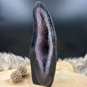 paarse amethist kathedraal 1228 gram 22 cm, amethist geode met kleine glinsterende kristallen, ruwe kathedraal voor het opladen van stenen, paars amethist kristal holte meditatie, ruwe amethist 1228 gram, amethist kathedraal woonkamer, paarse amethist 7 cm breed, amethist geode voor stabiliteit en rust, Amethist Kathedraal op nachtkastje voor vredige slaap, Paarse geode op kantoor naast laptop voor focus en balans, Ruwe amethist steen 22 cm hoog in een meditatiehoek, Glinsterende amethist holte close-up voor energiezuivering, 1228 gram amethist op een houten plank met zonnestralen
