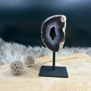 Agaat op standaard 435 gram met natuurlijke lagen, edelsteen op zwarte voet voor interieur rust, gelaagde agaat steen uit Brazilie op metalen standaard, aardende agaat edelsteen 14.5 cm hoog inclusief voet, natuurlijke agaat kristal met grijze en bruine lijnen, decoratieve edelsteen agaat voor stabiliteit en balans, handgekozen agaat op standaard van Natuursteentje.