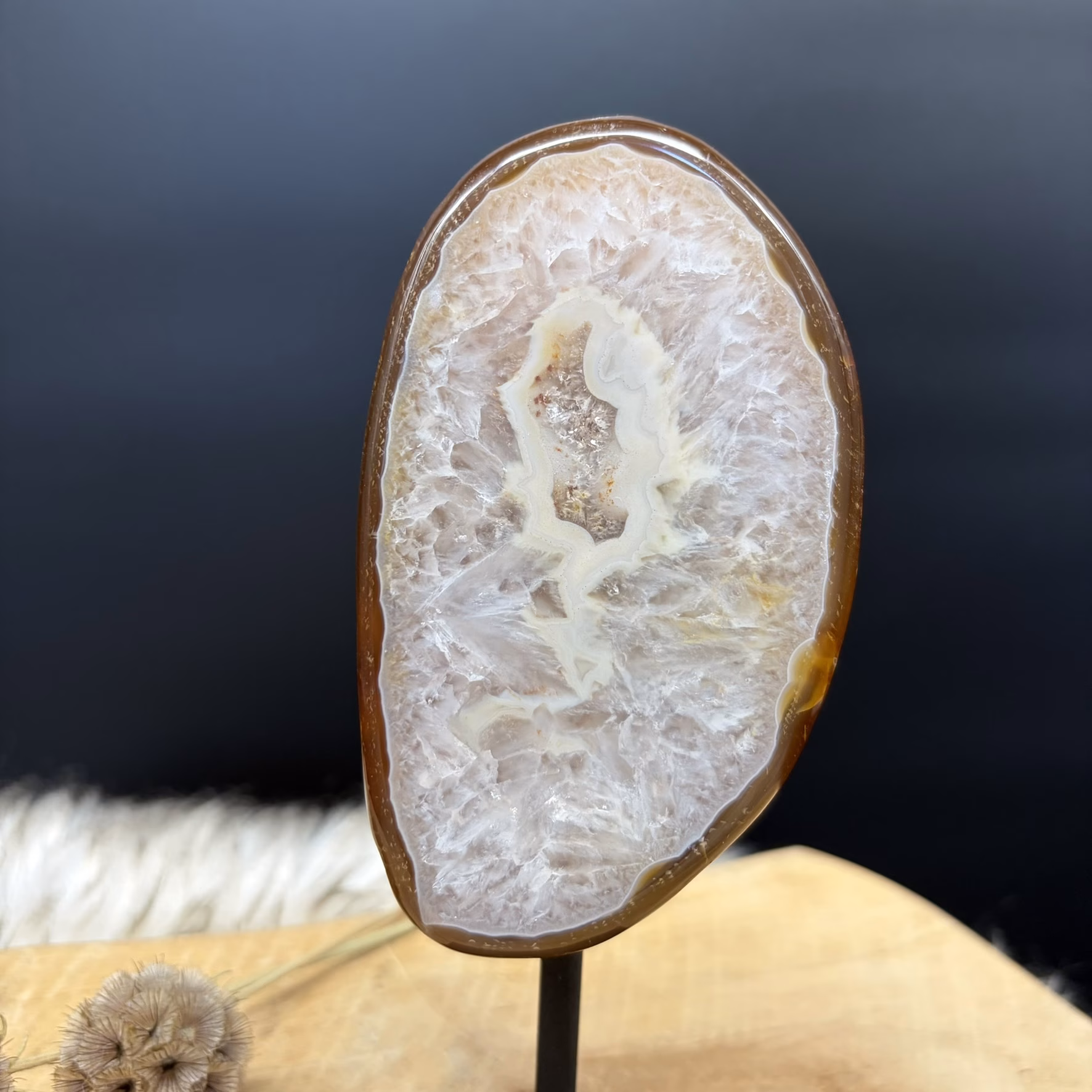 close-up Agaat steen op zwarte standaard met natuurlijke kleurlagen