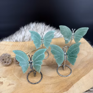Groene aventurijn vlinder als sfeervolle edelsteen decoratie op houten ondergrond