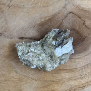 Gouden Mica, Mica brokje, goudkleurige Mica, mineraal Mica, Mica brokstuk 115 gram, edelsteen brokje, natuursteentje Mica, Mica werking en betekenis