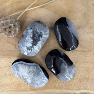 zwarte agaat palmsteen met druzy op houten plank