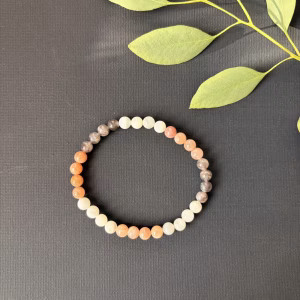 'Maansteen mix armband 6 mm, Gepolijste maansteen mix armband met 6 mm kralen in zachte tinten grijs en wit, close-up van een elastische maansteen armband met natuurlijke kleurnuances van crème tot zilver, maansteen mix armband 6 mm gedragen om een pols voor een rustige uitstraling, collectie maansteen armbanden met 6 mm kralen die de natuurlijke glans van de steen tonen, maansteen mix armband 6 mm liggend op een houten ondergrond voor een natuurlijke sfeer, detailopname van de gladde 6 mm kralen van een maansteen mix armband bij daglicht, maansteen mix armband 6 mm naast een op- en ontlaadsetje van Natuursteentje, handgemaakte maansteen armband met kralen van 6 mm die de zachte energie van de maansteen weerspiegelen.
