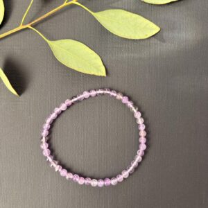 Amethist armband 4 mm, Hier zijn 6 ijzersterke alt-teksten voor de Amethist armband 4 mm, gericht op de kleur, de rustgevende werking en de verfijnde maat: Subtiele Amethist armband met kleine 4 mm kralen in verschillende paarse tinten, detailopname van een elastische armband met verfijnde amethist kralen van hoge kwaliteit, Amethist armband 4 mm gedragen om de pols voor een elegante en rustgevende uitstraling, verfijnde edelsteen armband van amethist met 4 mm kralen voor mentale helderheid, Amethist armband 4 mm liggend op een lichte ondergrond die de natuurlijke glans van de steen toont, handgemaakte armband met kleine amethist kralen van 4 mm die balans en innerlijke vrede uitstralen.