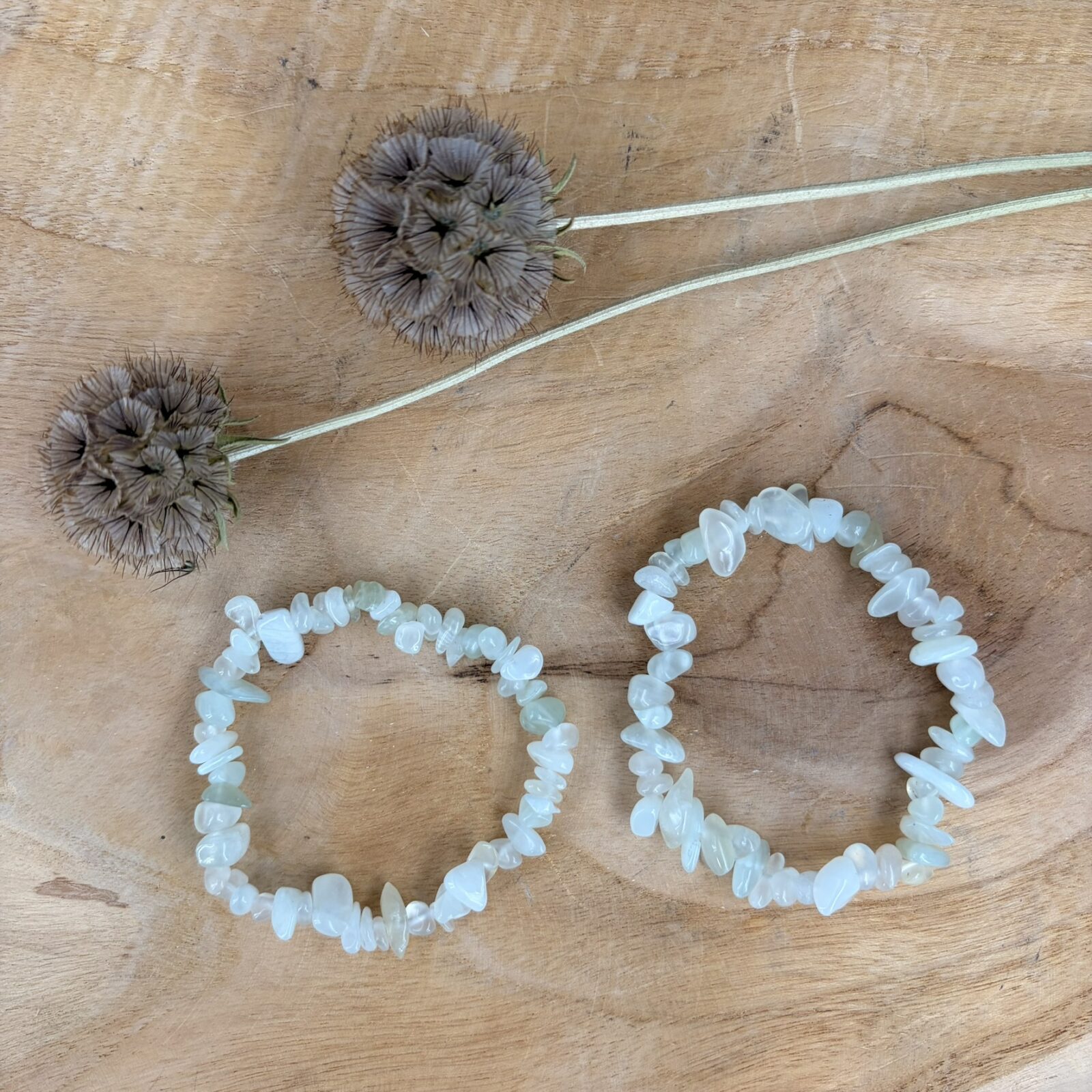 Serpentijn splitarmband, new jade splitarmband, Serpentijn splitarmband ook wel new jade genoemd met zachtgroene edelstenen, elastische armband met lichtgroene serpentijn splitstenen voor nieuwe energie, close-up van een glanzende new jade edelsteen armband met natuurlijke kleurnuances, handgemaakte armband van serpentijn kristallen met een rustgevende groene uitstraling, spirituele groene new jade armband voor emotioneel evenwicht, detail van een serpentijn splitarmband met unieke natuurlijke patronen in het groen.