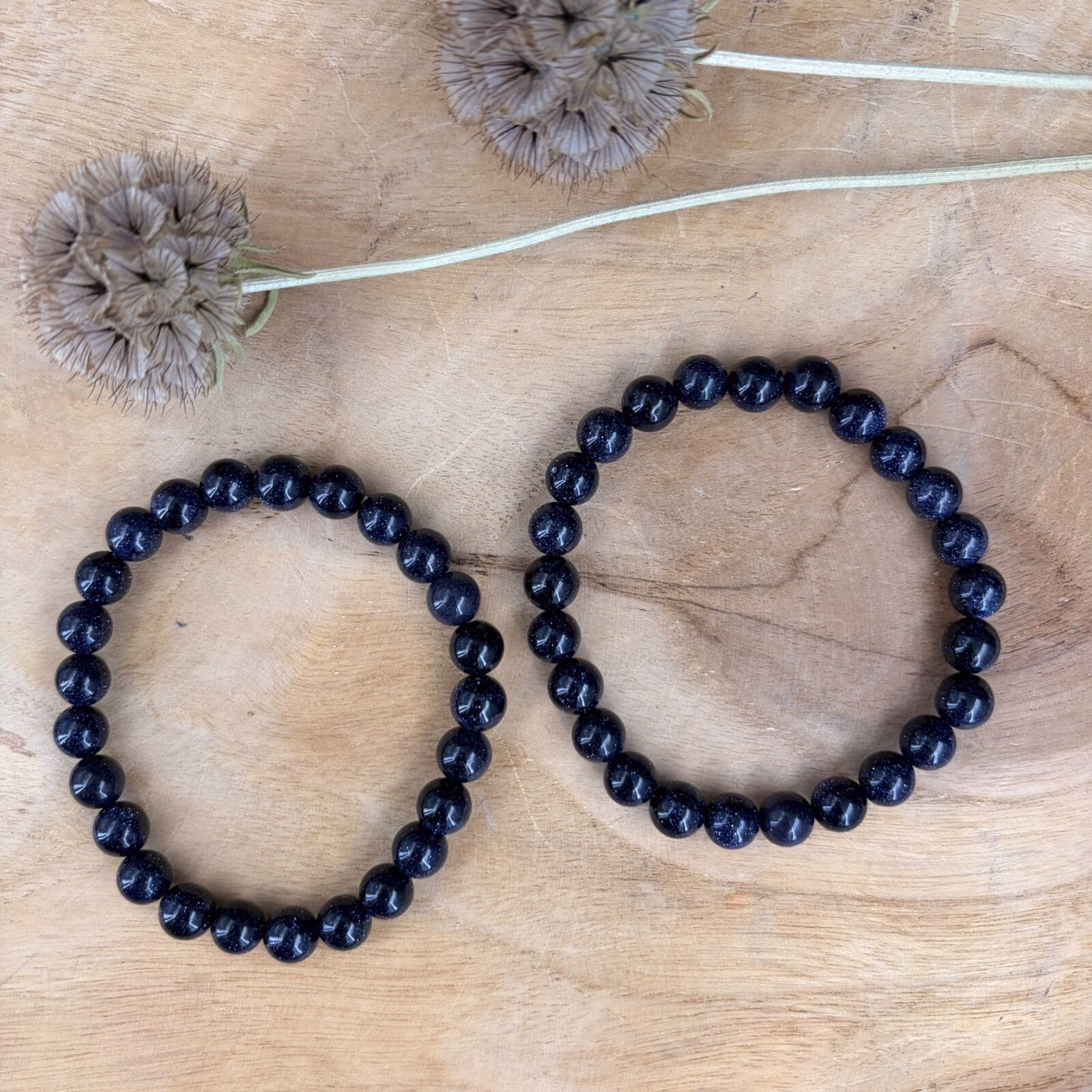 Blauwe goudsteen armband 8 mm, Blauwe goudsteen armband, Blauwe goudsteen armband met opvallende fonkelende kralen van 8 mm, elastische armband met schitterende donkerblauwe goudsteen voor ambitie en kracht, close-up van een 8 mm kralen armband met glinsterende sterrenhemel effect, handgemaakte armband van blauwe goudsteen met diepe nachtblauwe glans, stevige blauwe goudsteen armband met ronde kralen van 8 millimeter, detailfoto van de prachtige glitters in een blauwe goudsteen edelsteen armband.