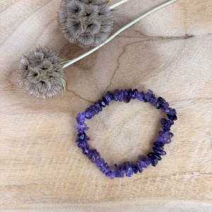 Amethist splitarmband, Amethist splitarmband van hoge A-kwaliteit met dieppaarse edelstenen, elastische armband met heldere paarse amethist splitstenen voor rust en balans, close-up van een glanzende paarse edelsteen armband van natuurlijke amethist, handgemaakte armband met amethist kristallen van de beste kwaliteit, spirituele paarse amethist armband voor meditatie en innerlijke rust, detail van een amethist splitarmband met intens paarse kleuren en natuurlijke glans.