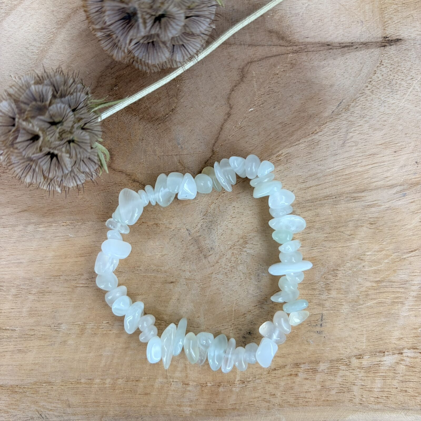 Serpentijn splitarmband, new jade splitarmband, Serpentijn splitarmband ook wel new jade genoemd met zachtgroene edelstenen, elastische armband met lichtgroene serpentijn splitstenen voor nieuwe energie, close-up van een glanzende new jade edelsteen armband met natuurlijke kleurnuances, handgemaakte armband van serpentijn kristallen met een rustgevende groene uitstraling, spirituele groene new jade armband voor emotioneel evenwicht, detail van een serpentijn splitarmband met unieke natuurlijke patronen in het groen.