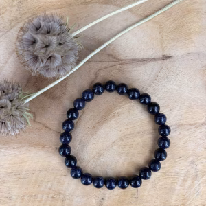 Blauwe goudsteen armband 8 mm, Blauwe goudsteen armband, Blauwe goudsteen armband met opvallende fonkelende kralen van 8 mm, elastische armband met schitterende donkerblauwe goudsteen voor ambitie en kracht, close-up van een 8 mm kralen armband met glinsterende sterrenhemel effect, handgemaakte armband van blauwe goudsteen met diepe nachtblauwe glans, stevige blauwe goudsteen armband met ronde kralen van 8 millimeter, detailfoto van de prachtige glitters in een blauwe goudsteen edelsteen armband.