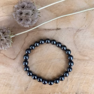 Hematiet armband 8 mm, Hematiet armband, Hematiet armband met grote metallic grijze kralen van 8 mm voor diepe aarding, stevige edelsteen armband van 37 gram hematiet voor kracht en balans, close-up van een glanzende 8 mm hematiet armband met een stoere uitstraling, handgemaakte armband met zware hematiet kristallen tegen stress en zweverigheid, spirituele grijze armband van 8 mm hematiet die helpt bij zelfvertrouwen, detailfoto van een gepolijste hematiet armband met grote spiegelende kralen.