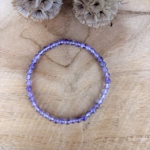 Amethist armband 4 mm, Fijne amethist armband met kleine paarse kralen van 4 mm voor rust en balans, subtiele edelsteen armband van 4 mm amethist met een krachtige zuiverende werking, close-up van een verfijnde paarse amethist armband van A-kwaliteit, handgemaakte armband met 4 mm amethist kristallen voor spirituele groei, spirituele paarse armband met kleine kralen die helpt bij meditatie en focus, detailfoto van een amethist 4 mm armband met heldere paarse edelstenen.