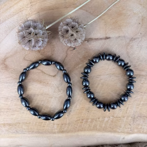 Hematiet Armband Variatie, Hematiet Armband, Hematiet variatie armband met verschillende maten kralen voor een unieke en speelse uitstraling, edelsteen armband met afwisselende diktes hematiet kralen voor krachtige aarding en bescherming, close-up van een unieke hematiet armband met diverse kralenvormen en metallic glans, handgemaakte variatie armband van 35 gram hematiet tegen stress en overprikkeling, spirituele armband met verschillende vormen hematiet kralen voor zelfvertrouwen en focus, detailfoto van een hematiet variatie armband met een stoere en moderne grijze glans.