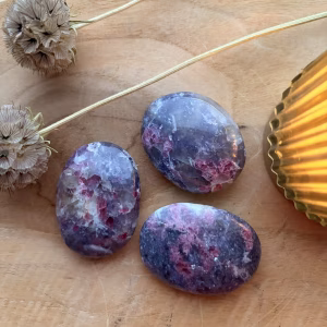 Roze Toermalijn met Lepidoliet palmsteen, Roze Toermalijn met Lepidoliet palmsteen voor rust en zelfliefde, unieke palmsteen van 45 gram met roze en paarse tinten, gepolijste edelsteen voor het hartchakra bij Natuursteentje, handgeselecteerde Roze Toermalijn palmsteen passend bij Weegschaal en Boogschutter, kalmerende Lepidoliet steen tegen stress en voor beter slapen, natuurlijke Roze Toermalijn en Lepidoliet uit de webshop van Natuursteentje.