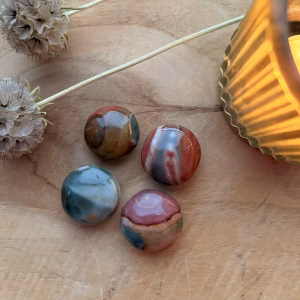 Polychroom Jaspis zaksteen van 17 gram met warme aardetinten, veelkleurige Woestijn Jaspis edelsteen voor aarding bij Natuursteentje, gladde gepolijste Polychroom Jaspis van 2,5 cm kopen, spirituele zaksteen voor sterrenbeeld Maagd en Leeuw, natuurlijke edelsteen voor creativiteit en vitaliteit, handgeselecteerde Polychroom Jaspis uit de webshop van Natuursteentje.