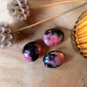 Rhodoniet zaksteen, Rhodoniet zaksteen van 20 gram met roze en zwarte kleuren, gepolijste Rhodoniet edelsteen voor emotionele heling bij Natuursteentje, handgeselecteerde Rhodoniet zaksteen kopen, spirituele edelsteen voor sterrenbeeld Stier en Boogschutter, natuurlijke beschermsteen voor het hart en zelfliefde, unieke Rhodoniet steen uit de webshop van Natuursteentje.