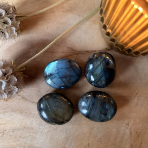Labradoriet zaksteen Medium met krachtige blauwe en groene kleurflitsen, gepolijste Labradoriet edelsteen voor aura bescherming bij Natuursteentje, handgeselecteerde Medium Labradoriet zaksteen van 22 gram kopen, spirituele beschermsteen voor sterrenbeeld Leeuw en Schorpioen, natuurlijke Labradoriet steen tegen negatieve energie en prikkels, iriserende Labradoriet zaksteen uit de webshop van Natuursteentje., Labradoriet, Labradoriet trommelsteen, Labradoriet trommelsteen medium, Labradoriet trommelsteen Medium met blauw en groen kleurenspel, iriserende Labradoriet edelsteen van 22 gram voor bescherming, gepolijste Labradoriet steen kopen bij Natuursteentje, spirituele Labradoriet Medium voor Leeuw en Schorpioen, natuurlijke edelsteen tegen negatieve energie en prikkels, handgeselecteerde Labradoriet trommelsteen uit de webshop van Natuursteentje.