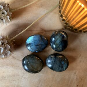 Labradoriet zaksteen Medium met krachtige blauwe en groene kleurflitsen, gepolijste Labradoriet edelsteen voor aura bescherming bij Natuursteentje, handgeselecteerde Medium Labradoriet zaksteen van 22 gram kopen, spirituele beschermsteen voor sterrenbeeld Leeuw en Schorpioen, natuurlijke Labradoriet steen tegen negatieve energie en prikkels, iriserende Labradoriet zaksteen uit de webshop van Natuursteentje., Labradoriet, Labradoriet trommelsteen, Labradoriet trommelsteen medium, Labradoriet trommelsteen Medium met blauw en groen kleurenspel, iriserende Labradoriet edelsteen van 22 gram voor bescherming, gepolijste Labradoriet steen kopen bij Natuursteentje, spirituele Labradoriet Medium voor Leeuw en Schorpioen, natuurlijke edelsteen tegen negatieve energie en prikkels, handgeselecteerde Labradoriet trommelsteen uit de webshop van Natuursteentje.