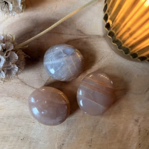 Roze Maansteen zaksteen Medium met zachte perzikglans voor emotionele rust, gepolijste Medium Maansteen edelsteen voor vrouwelijkheid bij Natuursteentje, handgeselecteerde Roze Maansteen zaksteen van 20 gram, spirituele Maansteen Medium passend bij sterrenbeeld Kreeft en Vissen, natuurlijke edelsteen voor hormonale balans en intuïtie, zachte Roze Maansteen zaksteen uit de collectie van Natuursteentje., Roze Maansteen zaksteen Small van 20 gram voor emotionele balans, perzik maansteen edelsteen Small voor vrouwelijkheid en intuïtie, kleine gepolijste maansteen kopen bij Natuursteentje, spirituele zaksteen Small voor sterrenbeeld Kreeft en Vissen, natuurlijke edelsteen voor zelfliefde en rust, handgeselecteerde Roze Maansteen uit de webshop van Natuursteentje.