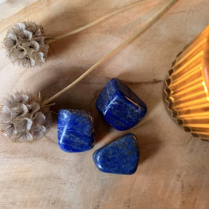 Lapis Lazuli, Lapis lazuli trommelsteen, Lapis Lazuli trommelsteen met diepblauwe kleur en gouden pyriet, gepolijste Lapis Lazuli steen voor wijsheid en waarheid, natuurlijke blauwe edelsteen voor het keelchakra bij Natuursteentje, Lapis Lazuli trommelsteen van 33 gram voor innerlijke rust, edelsteen passend bij sterrenbeeld Boogschutter en Maagd, handgeselecteerde Lapis Lazuli steen voor intuïtie en communicatie.