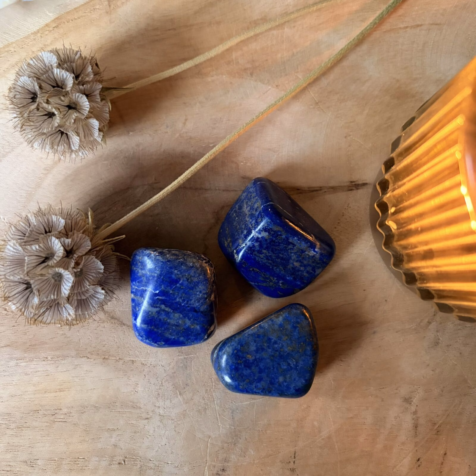 Lapis Lazuli, Lapis lazuli trommelsteen, Lapis Lazuli trommelsteen met diepblauwe kleur en gouden pyriet, gepolijste Lapis Lazuli steen voor wijsheid en waarheid, natuurlijke blauwe edelsteen voor het keelchakra bij Natuursteentje, Lapis Lazuli trommelsteen van 33 gram voor innerlijke rust, edelsteen passend bij sterrenbeeld Boogschutter en Maagd, handgeselecteerde Lapis Lazuli steen voor intuïtie en communicatie.