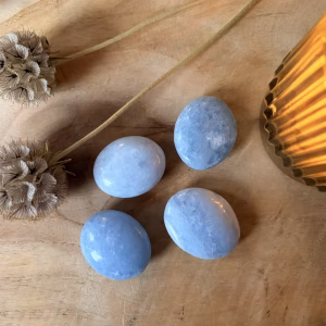 Blauwe calciet zaksteen, Blauwe Calciet, Blauwe calciet handsteen, Blauwe Calciet handsteen van 12 gram met zachte hemelblauwe kleur, glad gepolijste Blauwe Calciet handsteen voor rust en communicatie bij Natuursteentje, handsteen van Blauwe Calciet passend bij sterrenbeeld Kreeft en Vissen, natuurlijke Blauwe Calciet steen voor keelchakra en mentale ontspanning, zachte blauwe edelsteen handsteen voor meditatie en droomwerk, kwalitatieve Blauwe Calciet handsteen uit de webshop van Natuursteentje.