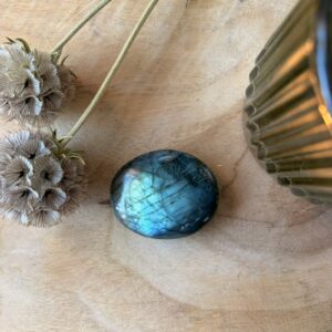 Labradoriet palmsteen van 32 gram met blauw kleurenspel, glad gepolijste Labradoriet steen voor rust en bescherming, spirituele palmsteen kopen bij Natuursteentje, Labradoriet edelsteen voor het derde oog en intuïtie, natuurlijke beschermsteen tegen stress en prikkels, handgeselecteerde Labradoriet palmsteen uit de webshop van Natuursteentje., labradoriet palmsteen, labradoriet