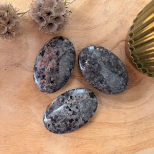 Yooperlite palmsteen van 45 gram met UV-gloed, oplichtende Yooperlite edelsteen voor zelfvertrouwen bij Natuursteentje, handgeselecteerde Yooperlite palmsteen kopen, spirituele werking Yooperlite voor aarding en intuïtie, natuurlijke steen tegen angst passend bij Boogschutter en Schorpioen, unieke gloeiende edelsteen uit de webshop van Natuursteentje.