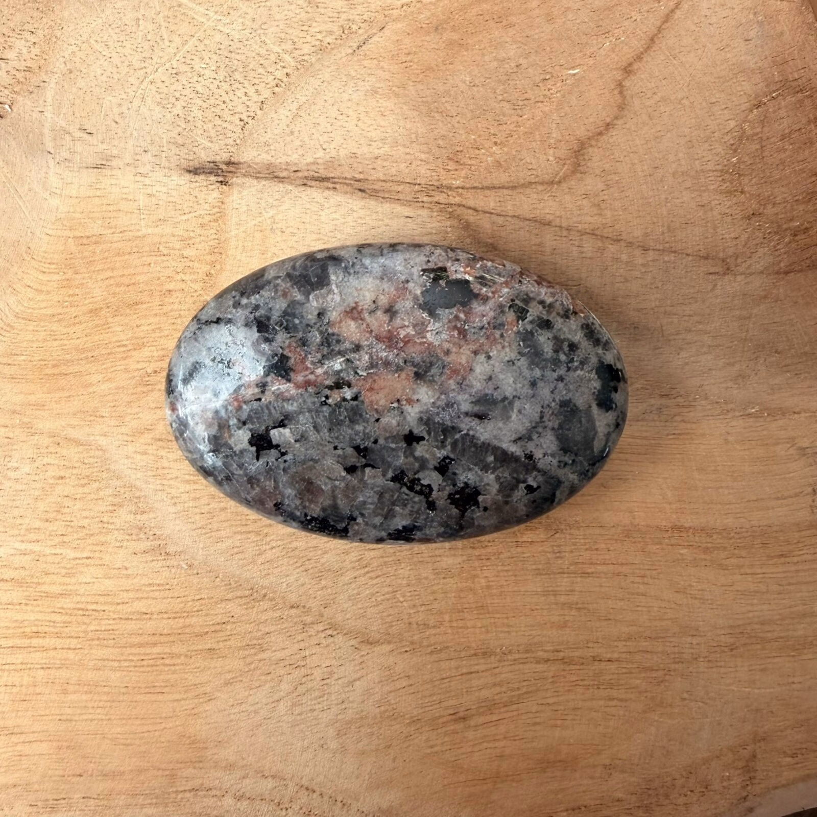 Yooperlite palmsteen van 45 gram met UV-gloed, oplichtende Yooperlite edelsteen voor zelfvertrouwen bij Natuursteentje, handgeselecteerde Yooperlite palmsteen kopen, spirituele werking Yooperlite voor aarding en intuïtie, natuurlijke steen tegen angst passend bij Boogschutter en Schorpioen, unieke gloeiende edelsteen uit de webshop van Natuursteentje.