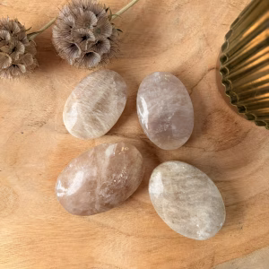Maansteen palmsteen 35 gram voor intuïtie, witte Maansteen edelsteen voor vrouwelijke kracht bij Natuursteentje, handgeselecteerde Maansteen palmsteen kopen, spirituele werking Maansteen voor rust en slaap, natuurlijke edelsteen voor sterrenbeeld Kreeft, unieke glanzende palmsteen uit de webshop van Natuursteentje. Maansteen Palmsteen