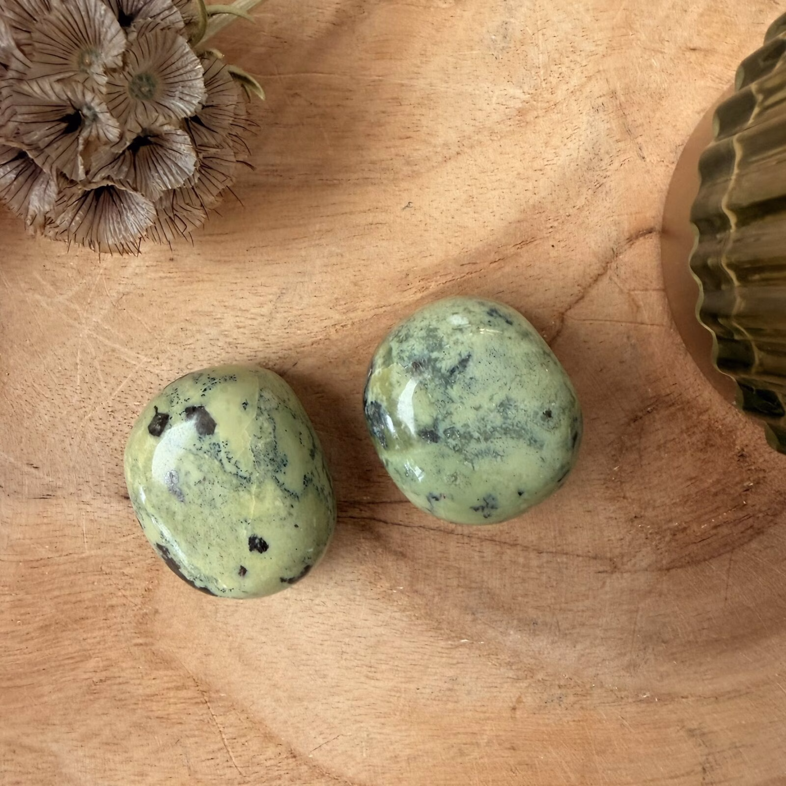 Serpentijn Trommelsteen, Serpentijn trommelsteen 25 gram voor rust, groene Serpentijn edelsteen voor bescherming bij Natuursteentje, handgeselecteerde Serpentijn kopen, werking Serpentijn voor balans, edelsteen voor Tweelingen, unieke groene trommelsteen webshop Natuursteentje.