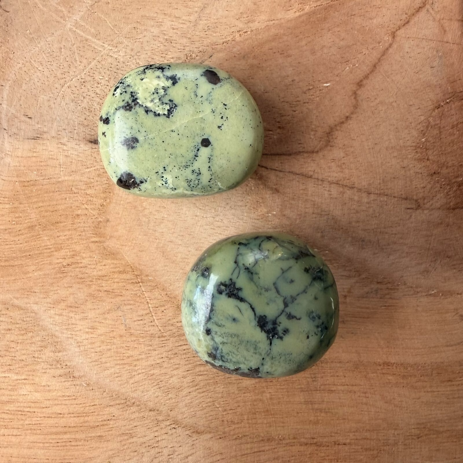 Serpentijn Trommelsteen, Serpentijn trommelsteen 25 gram voor rust, groene Serpentijn edelsteen voor bescherming bij Natuursteentje, handgeselecteerde Serpentijn kopen, werking Serpentijn voor balans, edelsteen voor Tweelingen, unieke groene trommelsteen webshop Natuursteentje.