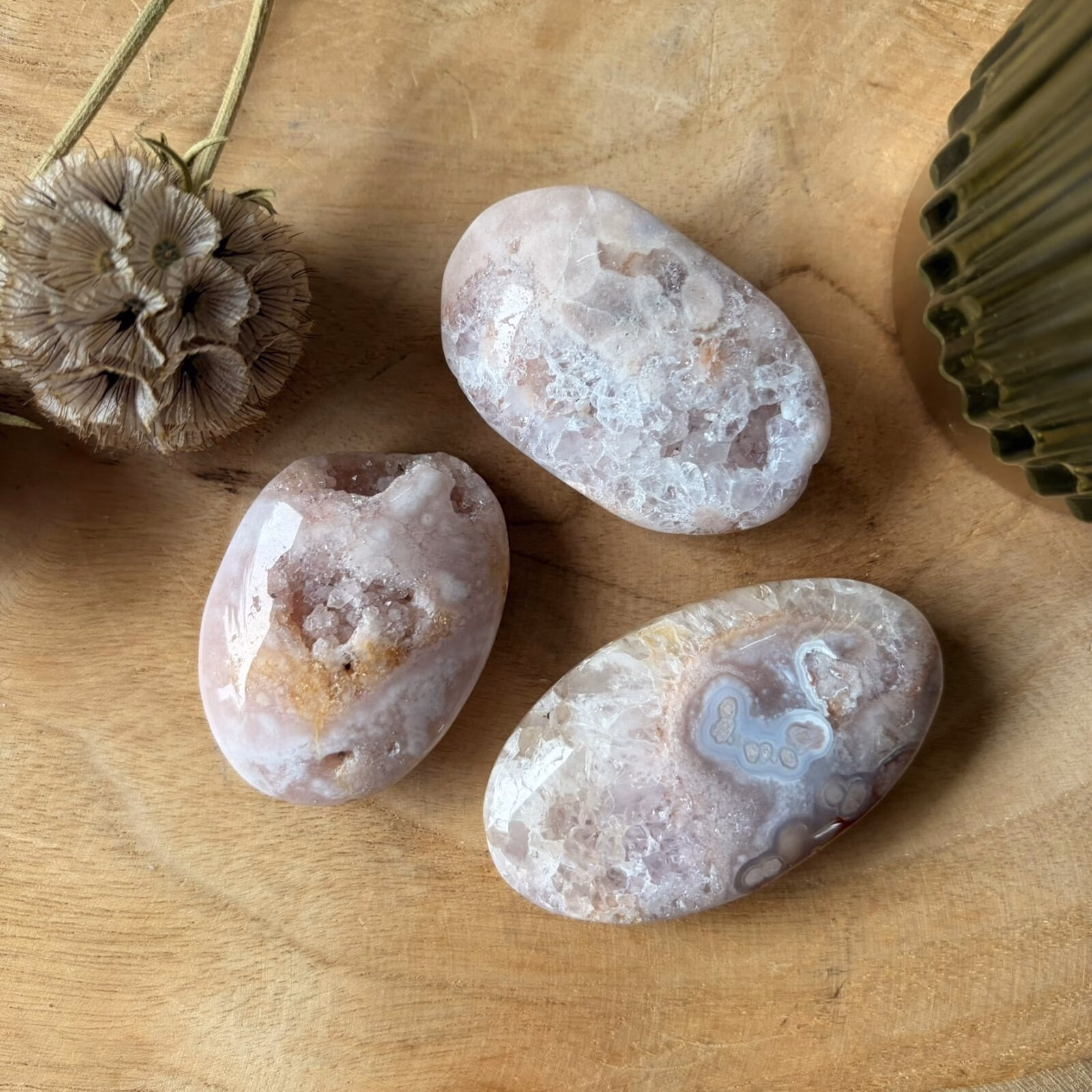 Roze Amethist Flower Agaat palmsteen 50 gram voor zelfliefde en groei, zachte roze edelsteen met bloempatronen bij Natuursteentje, handgeselecteerde Roze Amethist Flower Agaat kopen, spirituele werking Flower Agaat voor manifestatie, edelsteen combinatie met Rozenkwarts en Bergkristal, unieke palmsteen uit Madagaskar webshop Natuursteentje, natuurlijke edelsteen passend bij Vissen en Weegschaal.