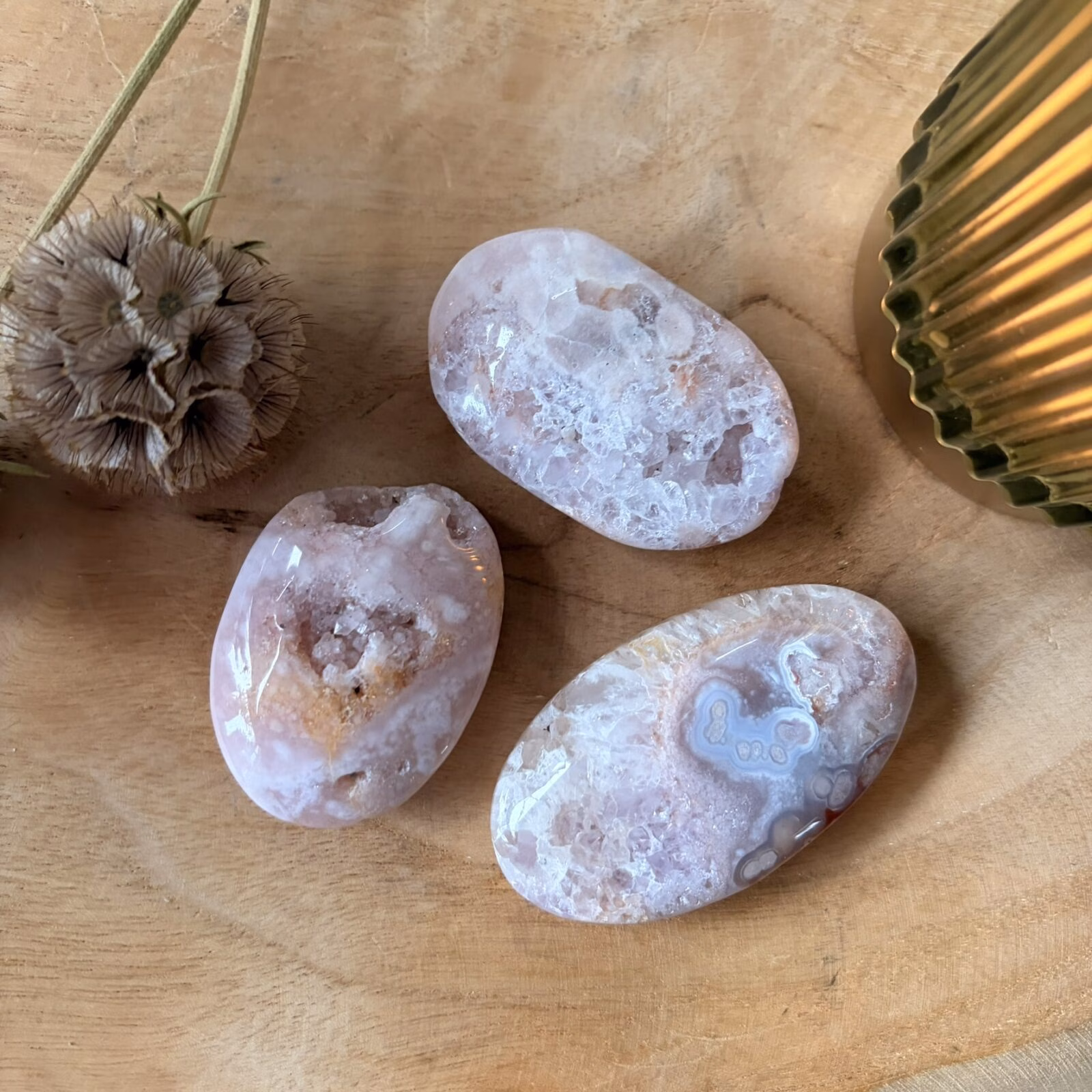 Roze Amethist Flower Agaat palmsteen 50 gram voor zelfliefde en groei, zachte roze edelsteen met bloempatronen bij Natuursteentje, handgeselecteerde Roze Amethist Flower Agaat kopen, spirituele werking Flower Agaat voor manifestatie, edelsteen combinatie met Rozenkwarts en Bergkristal, unieke palmsteen uit Madagaskar webshop Natuursteentje, natuurlijke edelsteen passend bij Vissen en Weegschaal.
