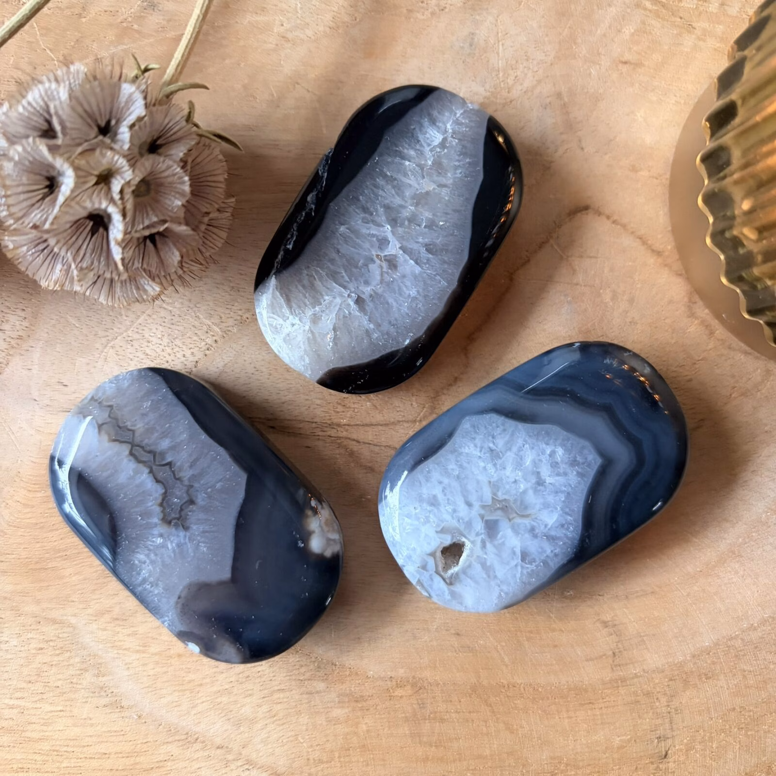 Zwarte Agaat palmsteen 45 gram voor aarding en bescherming, gladde zwarte edelsteen voor rust bij Natuursteentje, handgeselecteerde Zwarte Agaat kopen voor balans, spirituele werking Zwarte Agaat tegen stress, edelsteen combinatie met Labradoriet en Bergkristal, unieke zwarte palmsteen uit de webshop van Natuursteentje, natuurlijke edelsteen passend bij Steenbok en Schorpioen.