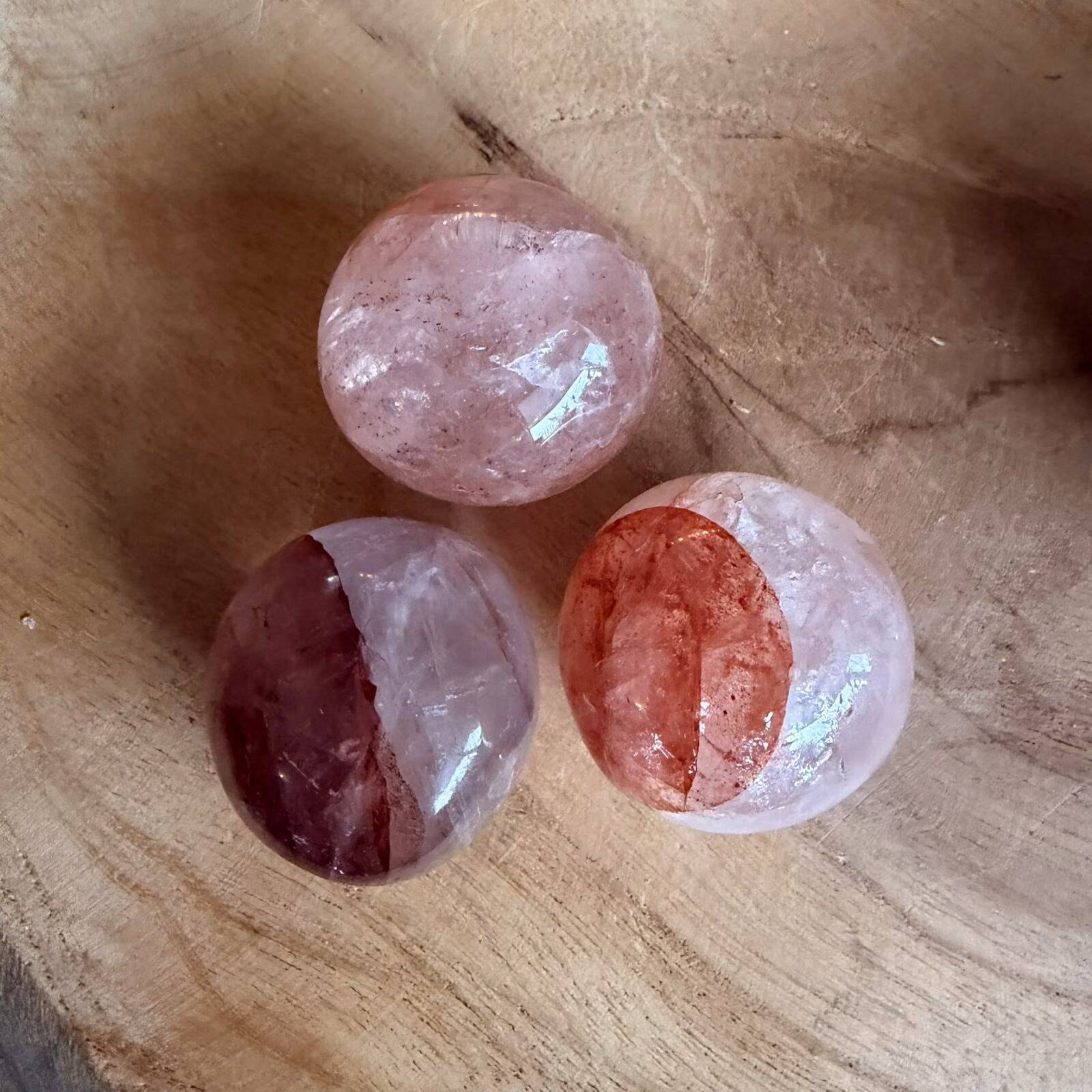 Hematoïde kwarts bolletje roodbruin patroon, Hematoïde kwarts bolletje op witte achtergrond, Hematoïde kwarts bolletje van 2,5 cm, Hematoïde kwarts bolletje met rode en gouden insluitingen, Hematoïde kwarts bolletje uit Madagaskar, Hematoïde kwarts bolletje op houten tafel, Hematoïde kwarts bolletje edelsteen rond