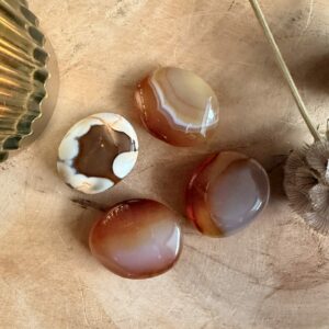 Carneool zaksteen oranje glans, Carneool zaksteen 12 gram 3 cm, Carneool zaksteen op witte achtergrond, Carneool zaksteen ovaal 3 bij 2 cm, Carneool zaksteen met warme oranje tinten, Carneool zaksteen uit Brazilië, Carneool zaksteen gepolijste edelsteen